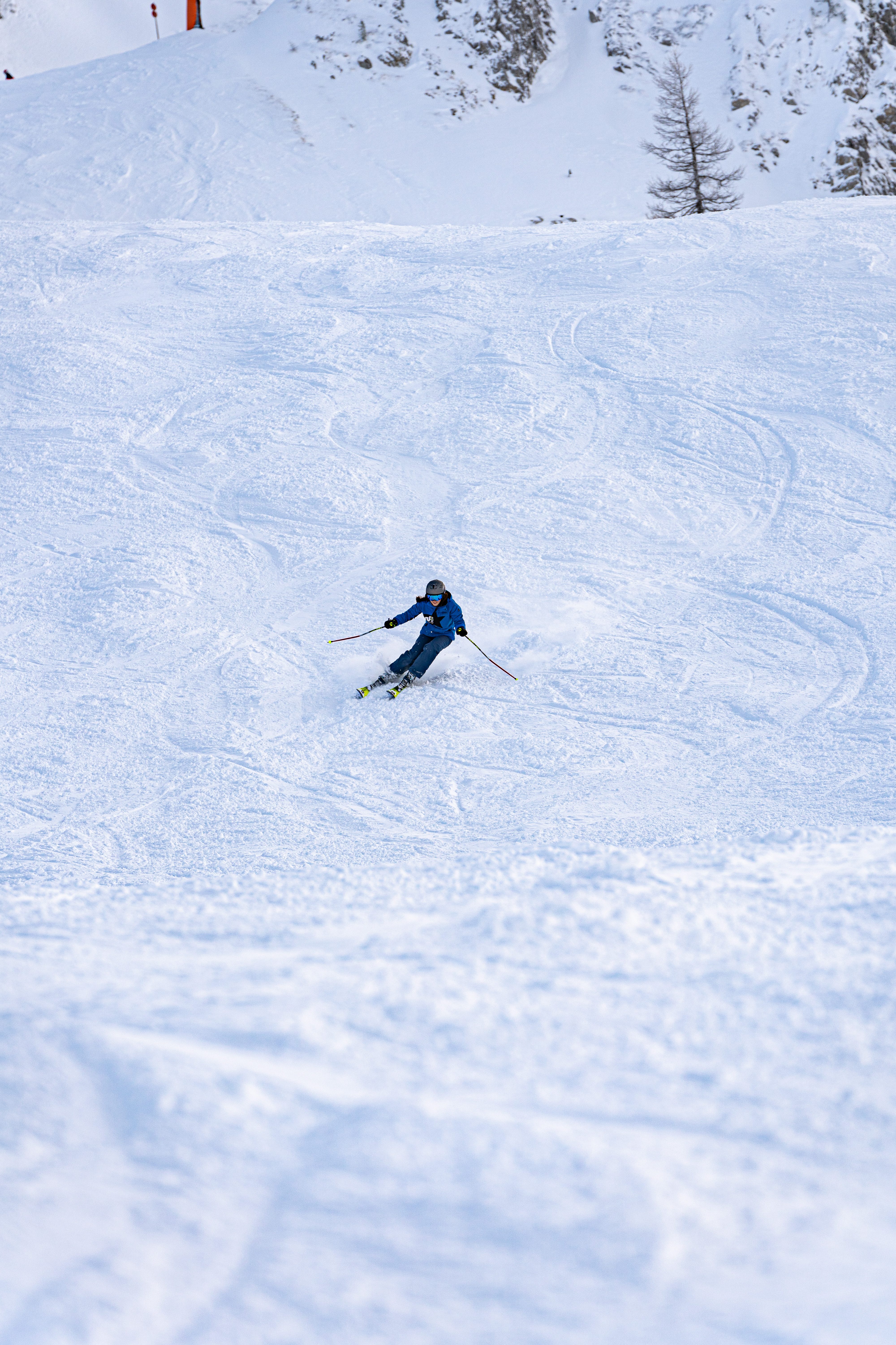 Skifahrer am Carven auf der Piste